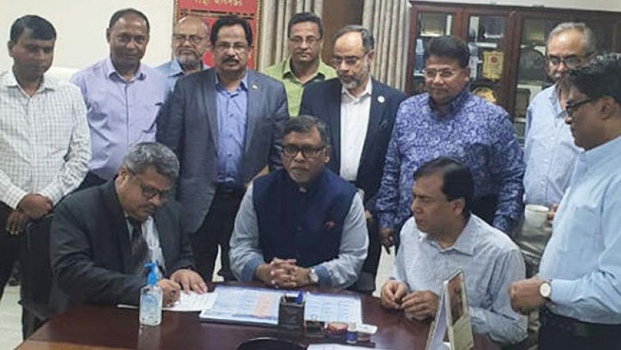 করোনার চিকিৎসার দায়িত্ব নিয়ে স্বাস্থ্য অধিদপ্তরের সঙ্গে সমঝোতা স্মারকে সই করেন রিজেন্ট হাসপাতালের চেয়ারম্যান মো. সাহেদ। তাঁর পাশে বসা স্বাস্থ্যমন্ত্রী জাহিদ মালেক ও স্বাস্থ্য অধিদপ্তরের মহাপরিচালক আবুল কালাম আজাদ। পেছনে দাঁড়ানো সাবেক স্বাস্থ্যসচিব, বর্তমান স্থানীয় সরকারসচিব, জননিরাপত্তাসচিবসহ অন্য কর্মকর্তারা। ২১ মার্চের এই ছবি এখন সামাজিক যোগাযোগমাধ্যমে ছড়িয়ে পড়েছে। ছবি: সংগৃহীত