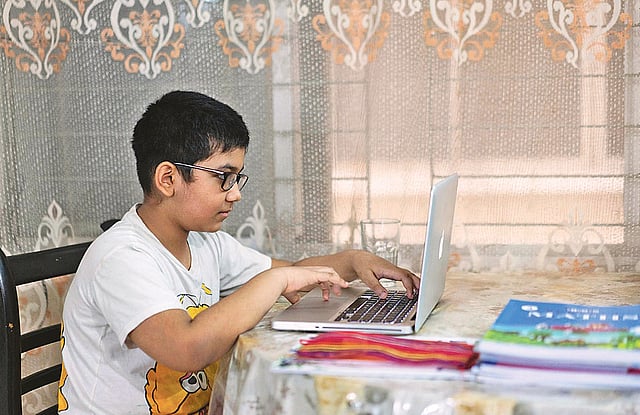 সদ্য দ্বিতীয় শ্রেণিতে উন্নীত হওয়া ইংরেজি মাধ্যমের শিক্ষার্থী ফারহান আবদুল্লাহ। বাসায় বসে অনলাইন ক্লাসে অংশগ্রহণ করেছে সে। সম্প্রতি রাজধানীর ধানমন্ডি এলাকায়।  ছবি: আবীর আবদুল্লাহ