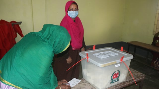 একজন নারী প্রকাশ্যে ভোট দিচ্ছেন। ধাপ সরকারি প্রাথমিক বিদ্যালয় কেন্দ্রে। প্রথম আলো