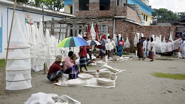 বর্ষা মৌসুমে খাল, বিল ও ধানের খেতে পানি বাড়ায় মাছ ধরার জন্য চাঁই ও জালের চাহিদা বেড়ে যায়। পিরোজপুরের মঠবাড়িয়া পৌরশহরের বালুর মাঠে বর্ষা মৌসুমের প্রতি বুধবার চাক জালের হাট বসে। ছবি: প্রথম আলো