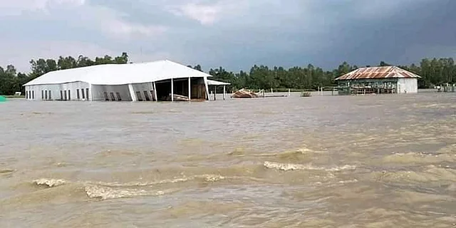 যমুনায় পানি বেড়ে দৌলতপুরের নদী তীরবর্তী চরাঞ্চলের নিম্নাঞ্চল প্লাবিত হয়েছে। উপজেলার চরকাটারী ইউনিয়নের চরকাটারী এলাকায়। ছবি: প্রথম আলো
