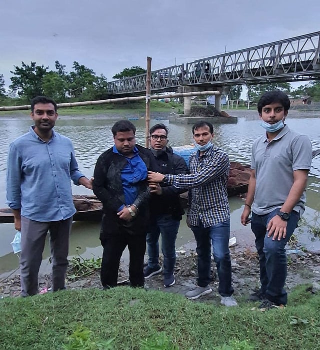 র‌্যাবের হাতে গ্রেপ্তার রিজেন্ট হাসপাতাল মামলার প্রধান পলাতক আসামি ও রিজেন্ট গ্রুপের চেয়ারম্যান মো. সাহেদ (হাতকড়া লাগানো)। ছবি: র‌্যাবের সৌজন্যে।