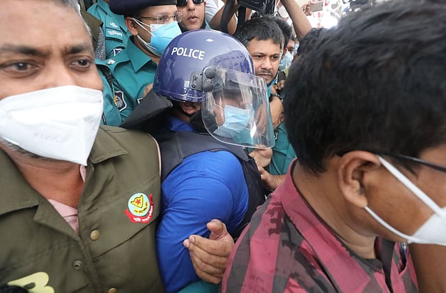 করোনা নিয়ে জাল-জালিয়াতির মামলায় রিজেন্ট হাসপাতালের চেয়ারম্যান সাহেদ করিমের রিমান্ড শুনানি শেষে বেলা ১১টার পর তাঁকে আদালত থেকে নিয়ে যাওয়া হচ্ছে। সিএমএম কোর্ট, ঢাকা, ১৬ জুলাই। ছবি: দীপু মালাকার