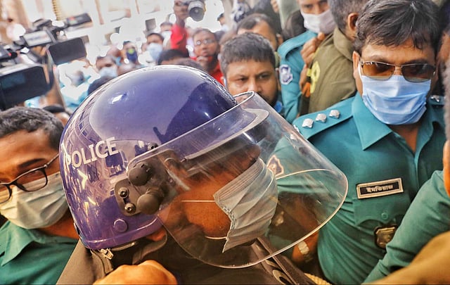 সাহেদ করিমকে বৃহস্পতিবার সকাল সাড়ে ১০টার দিকে ঢাকার আদালতে নেওয়া হয়। সিএমএম কোর্ট, ঢাকা, ১৬ জুলাই। ছবি: দীপু মালাকার