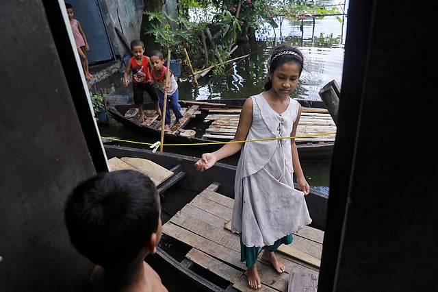 আহমেদবাগে কাশফিয়াদের বাড়ির আঙিনাও ডুবে গেছে দুই দিন ধরে। পাশের বাসায় যেতে হচ্ছে নৌকা ডিঙিয়ে।