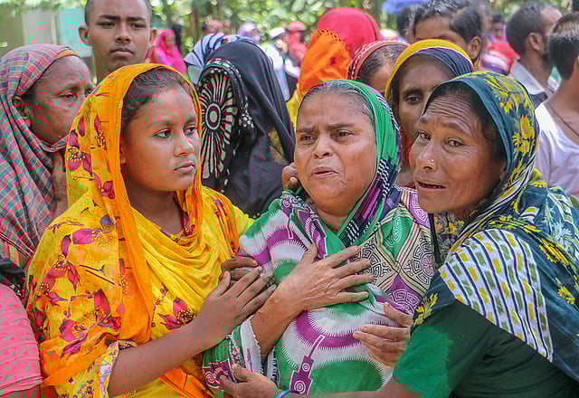 বৃহস্পতিবার রাতে গুলির ঘটনায় নিহত গোলাম রসুলের মা ছেলে হারানোর শোকে পাগলপারা। আজ শুক্রবার খুলনার ফুলতলা উপজেলার মশিয়ালী গ্রামে। ছবি: সাদ্দাম হোসেন