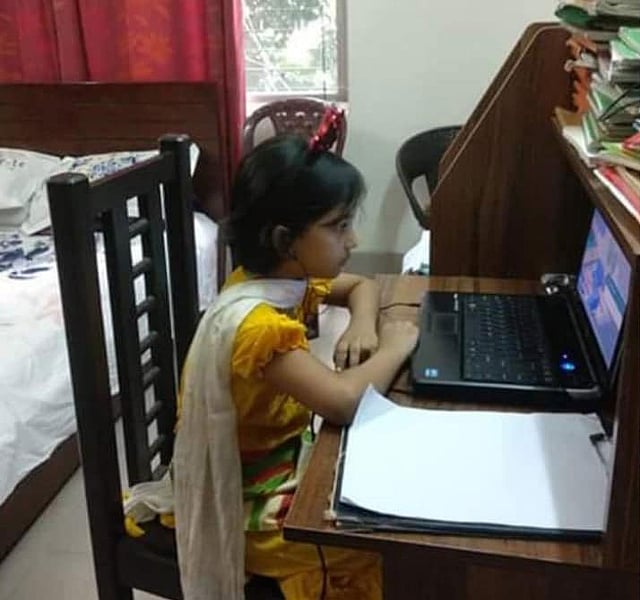 ইংরেজি মাধ্যমের স্কুল স্কলাসটিকা মিরপুর সিনিয়র শাখার কেজি ওয়ানের এক ছাত্রী অনলাইনে ক্লাসে অংশ নিয়েছে । ছবি: সংগৃহীত