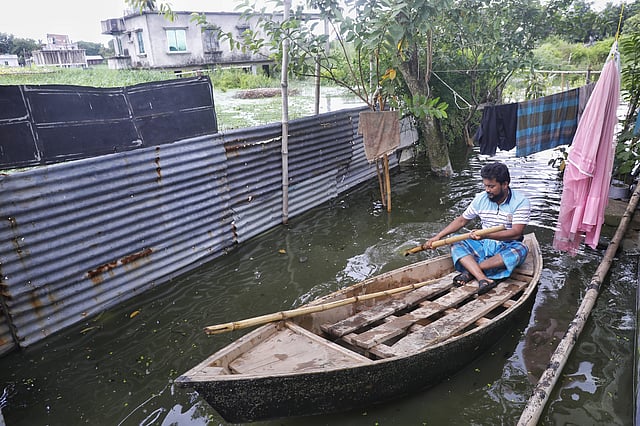 দুই দিন আগেও এ আঙিনায় হেঁটেই চলাচল করা যেত। এখন নৌকাই একমাত্র ভরসা।