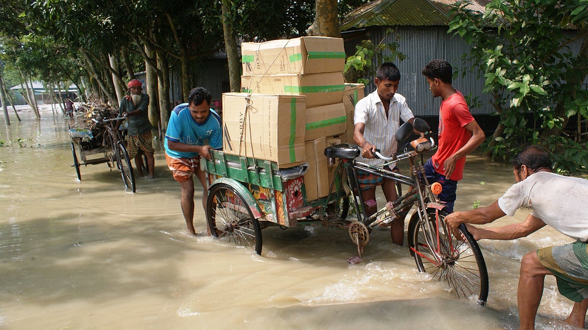 বন্যায় গাইবান্ধার সাঘাটা উপজেলার হলদিয়া-চিনিরপটল সড়ক ডুবে গেছে। শুক্রবার সকালে। ছবি: প্রথম আলো
