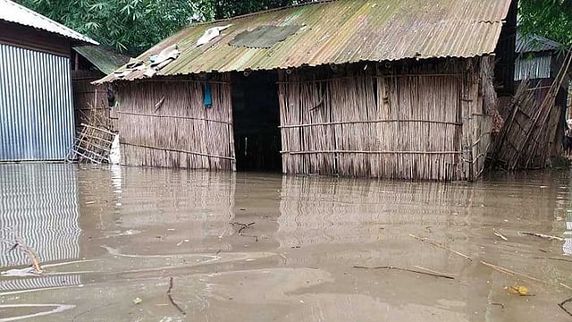 বন্যায় গাইবান্ধার ফুলছড়ি উপজেলার মধ্য উড়িয়া গ্রামের ঘরবাড়ি ডুবে গেছে। ছবি: প্রথম আলো