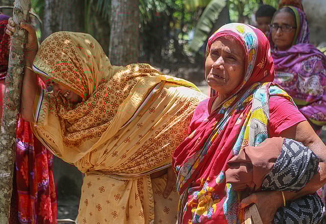 গতকাল বৃহস্পতিবার রাতে গুলির ঘটনায় শোকে মুহ্যমান নিহতদের স্বজন। আজ শুক্রবার খুলনার ফুলতলা উপজেলার মশিয়ালী গ্রামে। ছবি: সাদ্দাম হোসেন