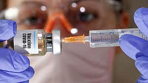 করোনার টিকা তৈরিতে কাজ করছেন গবেষকেরা। ছবি: রয়টার্স