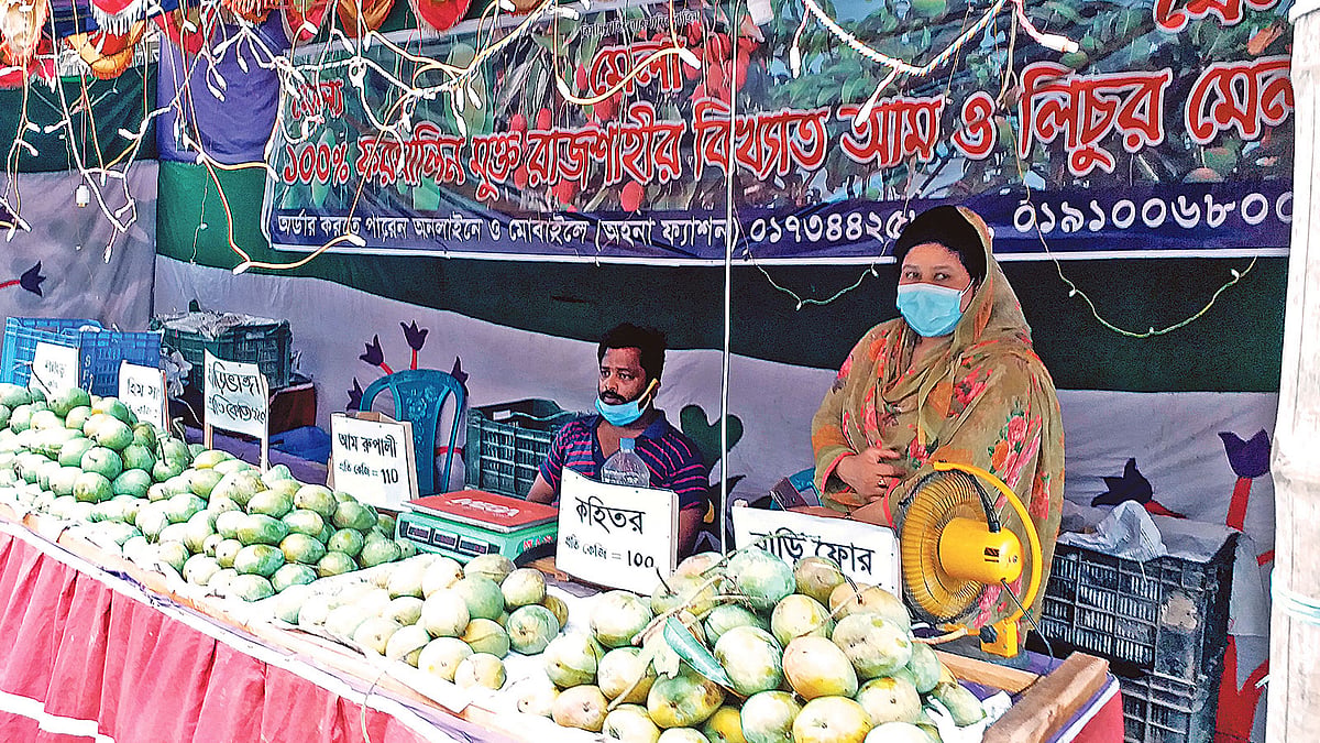 স্কুল বন্ধ থাকায় কয়েকজন শিক্ষক মিলে অস্থায়ীভাবে এই আমের দোকান দিয়েছেন। ৪ জুলাই রাজধানীর আদাবরে। ছবি: প্রথম আলো