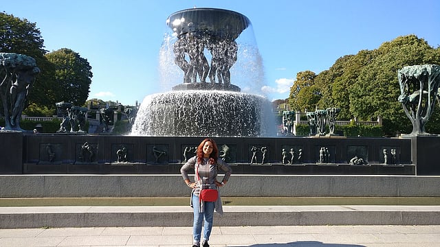 দ্য ফাউনটেইনের সামনে লেখক। ছবি: সংগৃহীত