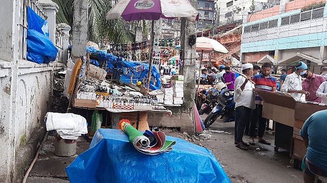 বর্জ্য ফেলার জন্য ফুটপাতে একটি কনটেইনার রাখা ছিল। কিন্তু এটি সরিয়ে সেখানে দোকান বসানো হয়েছে। শুক্রবার বিকেলে বায়তুল মোকাররমের স্বর্ণ মার্কেটের পশ্চিম পাশের সড়ক থেকে তোলা। ছবি: প্রথম আলো