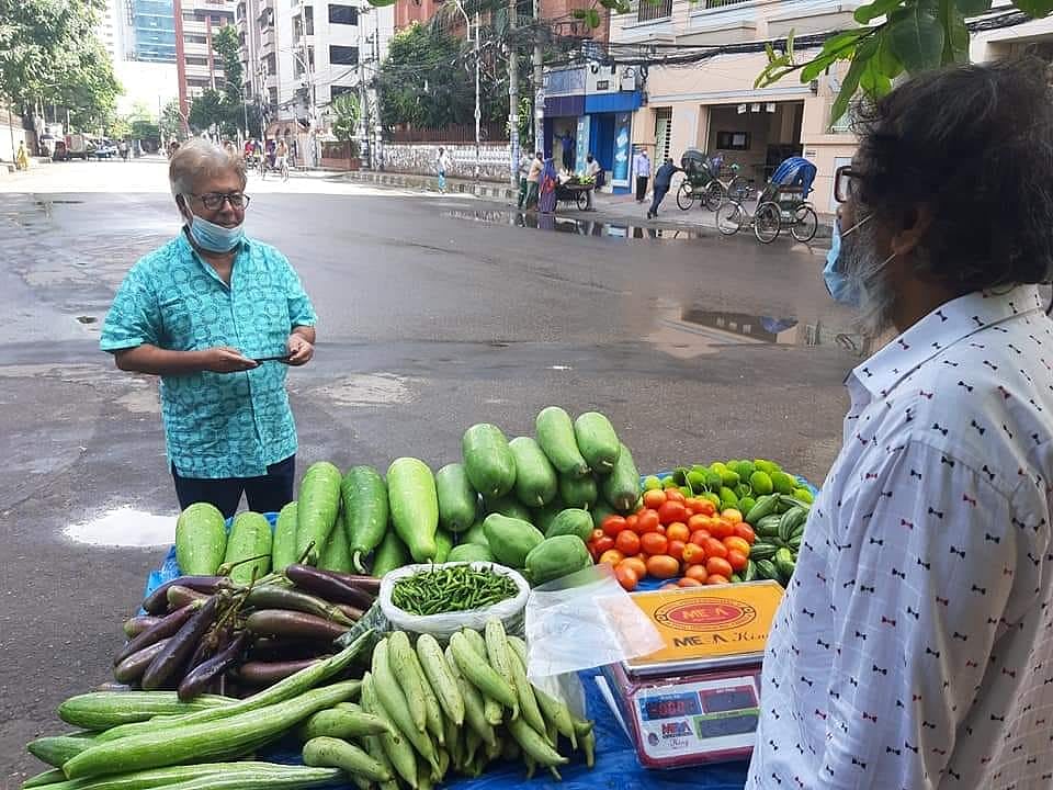 প্রাঙ্গণেমোরের উদ্যোগে পাঁচটি ভ্যানে করে সবজি বিক্রির আয়োজন করা হয়। টিকে থাকার লড়াইয়ে বিকল্প ব্যবস্থা গ্রহণ করছেন থিয়েটারকর্মীরা। ছবি: সংগৃহীত