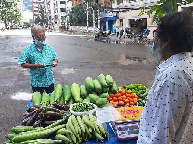 প্রাঙ্গণেমোরের উদ্যোগে পাঁচটি ভ্যানে করে সবজি বিক্রির আয়োজন করা হয়। টিকে থাকার লড়াইয়ে বিকল্প ব্যবস্থা গ্রহণ করছেন থিয়েটারকর্মীরা। ছবি: সংগৃহীত