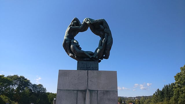 ভাস্কর্যে জীবনের সাইকেল। ছবি: লেখক