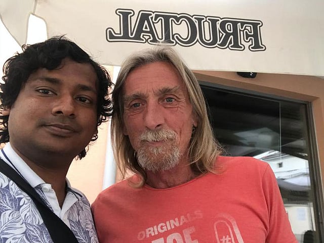 আলিয়োসার সঙ্গে লেখক। ছবি: সংগৃহীত