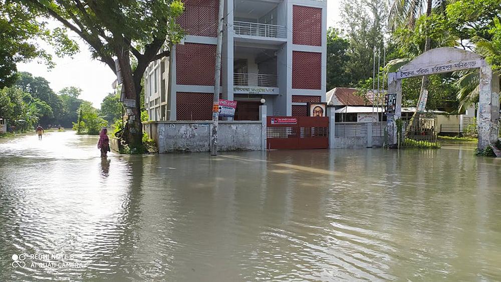 পদ্মার পানি বাড়া অব্যাহত থাকায় মানিকগঞ্জের হরিরামপুর উপজেলার অধিকাংশ এলাকা প্লাবিত হয়েছে। উপজেলা পরিষদ প্রাঙ্গণে প্রবেশ করেছে পানি। শনিবার সকালে। ছবি: আবদুল মোমিন।