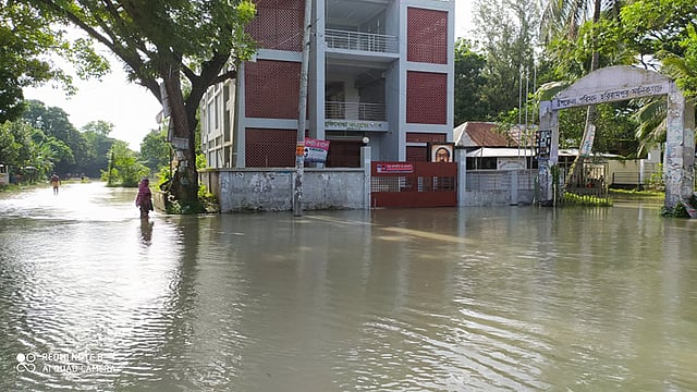 পদ্মার পানি বাড়া অব্যাহত থাকায় মানিকগঞ্জের হরিরামপুর উপজেলার অধিকাংশ এলাকা প্লাবিত হয়েছে। উপজেলা পরিষদ প্রাঙ্গণে প্রবেশ করেছে পানি। শনিবার সকালে। ছবি: আবদুল মোমিন।