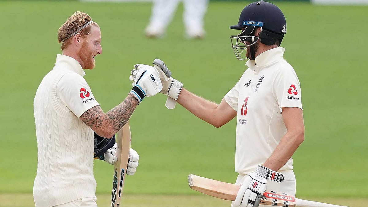 সেঞ্চুরির পর সতীর্থ ডম সিবলির অভিনন্দন পেলেন স্টোকস। ছবি: এএফপি