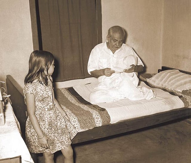 শৈশবে দাদু জাতীয় কবি কাজী নজরুল ইসলামের সঙ্গে খিলখিল কাজী। ছবি: সংগৃহীত