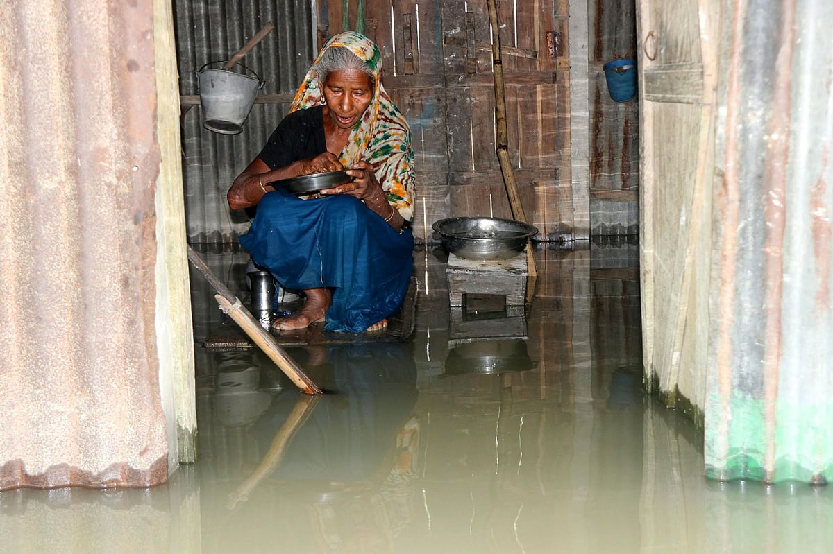 বানের সঙ্গে ঘরবসতি। বানে ভাসা জীবন। খাটিয়ামারী চর, সারিয়াকান্দি, বগুড়া, ১৭ জুলাই। ছবি: সোয়েল রানা