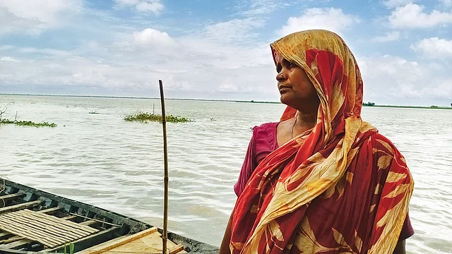 বসতিতে এখন পদ্মার স্রোত। বহু ভাঙনের পরও বারবার ঘুরে দাঁড়ানো হাফেজা।  ছবি: সাদিয়া মাহ্জাবীন ইমাম