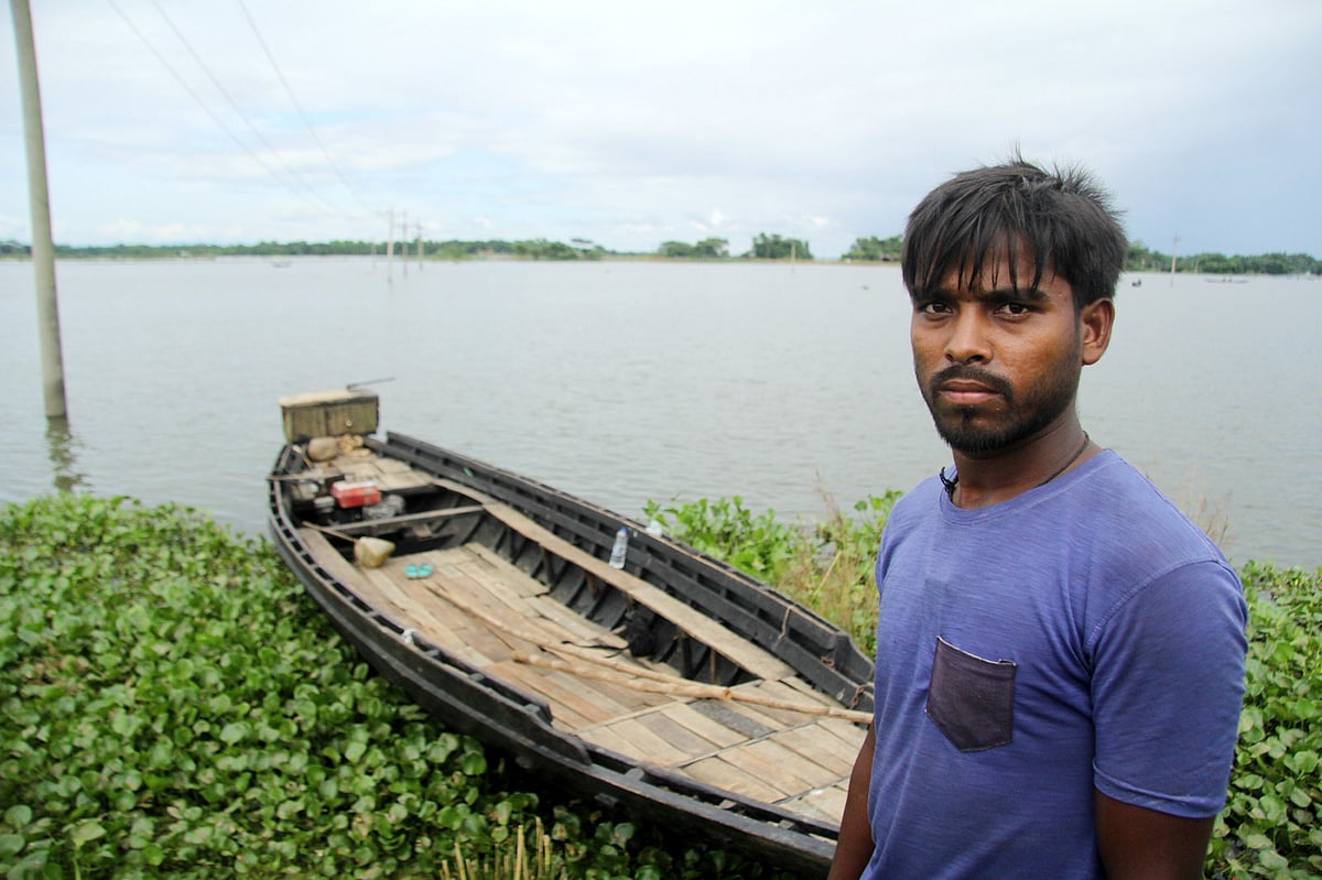 করোনায় কর্মহীন ফরমান আলী। গত বুধবার সিলেটের ফেঞ্চুগঞ্জ উপজেলার জুড়ী বাঁধ এলাকায়। ছবি: প্রথম আলো