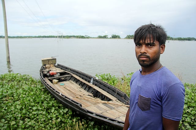 করোনায় কর্মহীন ফরমান আলী। গত বুধবার সিলেটের ফেঞ্চুগঞ্জ উপজেলার জুড়ী বাঁধ এলাকায়। ছবি: প্রথম আলো