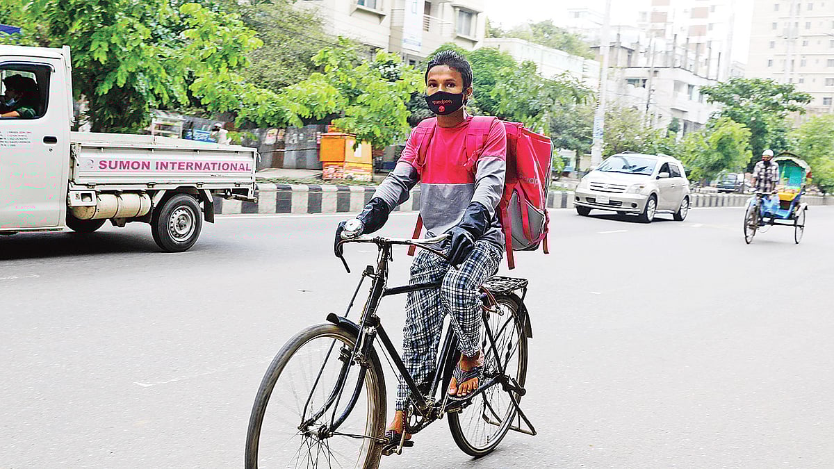 করোনাকালে বেড়েছে ডেলিভারিম্যানদের ব্যস্ততা। খাবার থেকে শুরু করে নিত্যপ্রয়োজনীয় সামগ্রী গ্রাহকের ঠিকানায় পৌঁছে দিচ্ছেন তাঁরা। সম্প্রতি উত্তরার ১৩ নম্বর সেক্টরে। প্রথম আলো