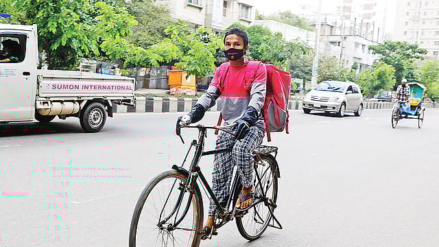 করোনাকালে বেড়েছে ডেলিভারিম্যানদের ব্যস্ততা। খাবার থেকে শুরু করে নিত্যপ্রয়োজনীয় সামগ্রী গ্রাহকের ঠিকানায় পৌঁছে দিচ্ছেন তাঁরা। সম্প্রতি উত্তরার ১৩ নম্বর সেক্টরে।  প্রথম আলো
