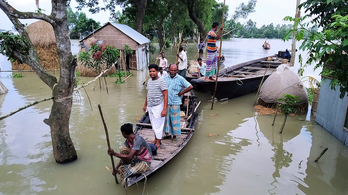 জামালপুরে যমুনার পানি ধীরে কমায় বন্যা পরিস্থিতির খুব একটা উন্নতি হয়নি। রাস্তাঘাট, বাড়িঘর এখনো তলিয়ে রয়েছে। প্রথম আলো