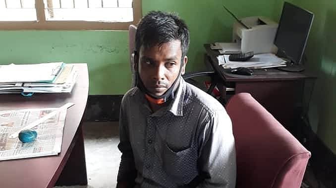 ছয়জনের স্লিপ নিয়ে ভিজিএফের চাল উত্তোলন করতে গিয়ে ধরা পড়েন সাগর হোসেন। ছবি: প্রথম আলো