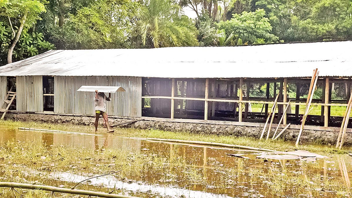 বিমানবাহিনীর ঘাঁটি স্থাপনে জমি অধিগ্রহণের খবরে ফসলি জমিতে তোলা হচ্ছে ঘর। গত বৃহস্পতিবার বাবুগঞ্জের মানিককাঠি এলাকায়।  প্রথম আলো