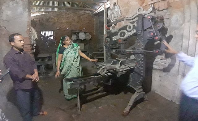 গীতা মজুমদার চালাচ্ছেন প্রেসটি। ছবি: লেখক