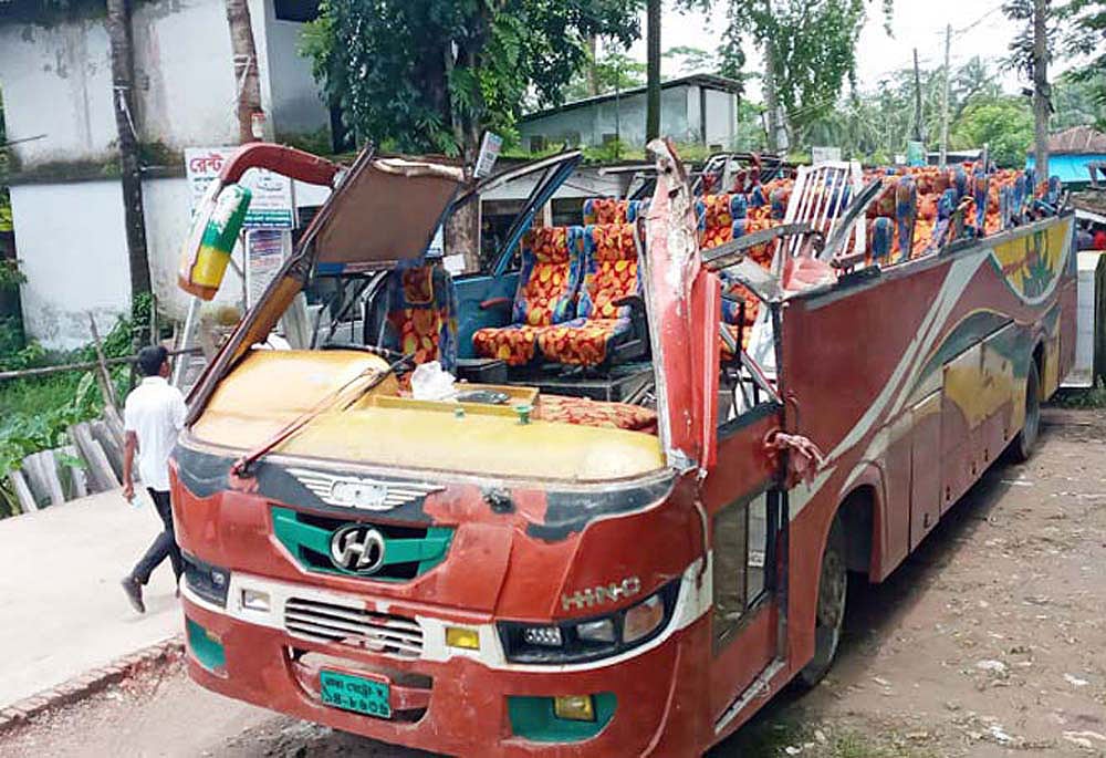 গাছের সঙ্গে ধাক্কা লেগে উড়ে গেছে বাসটির ছাদ। সোমবার রাত দেড়টার দিকে ঝালকাঠির রাজাপুর উপজেলার বরিশাল-ভান্ডারিয়া আঞ্চলিক মহাসড়কের বলাইবাড়িতে এ দুর্ঘটনায় পাঁচজন আহত হন। ছবি: প্রথম আলো