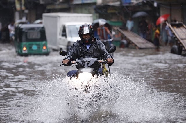 সড়ক যেন নদী, মোটরসাইকেল যেন স্পিডবোট। টানা বৃষ্টিতে এই হাল।টিকাটুলি এলাকা, ঢাকা, ২১ জুলাই। ছবি: দীপু মালাকার