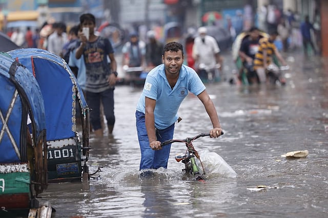 টানা বৃষ্টিতে রাজধানীর বেশির ভাগ সড়কে আজও জলাবদ্ধতা সৃষ্টি হয়। দয়াগঞ্জ নতুন রাস্তা, ঢাকা, ২১ জুলাই। ছবি: দীপু মালাকার
