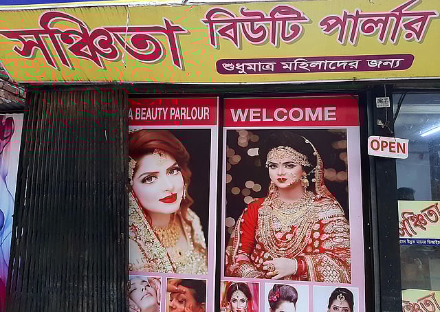 বিউটি পারলারগুলো খুলতে শুরু করেছে। তবে এখন পর্যন্ত সেবা নিতে আসা নারীদের সংখ্যা খুবই কম। মোহাম্মদপুরের শেখেরটেক, ৩ নম্বর সড়ক, ঢাকা। ২১ জুলাই। ছবি: মানসুরা হোসাইন