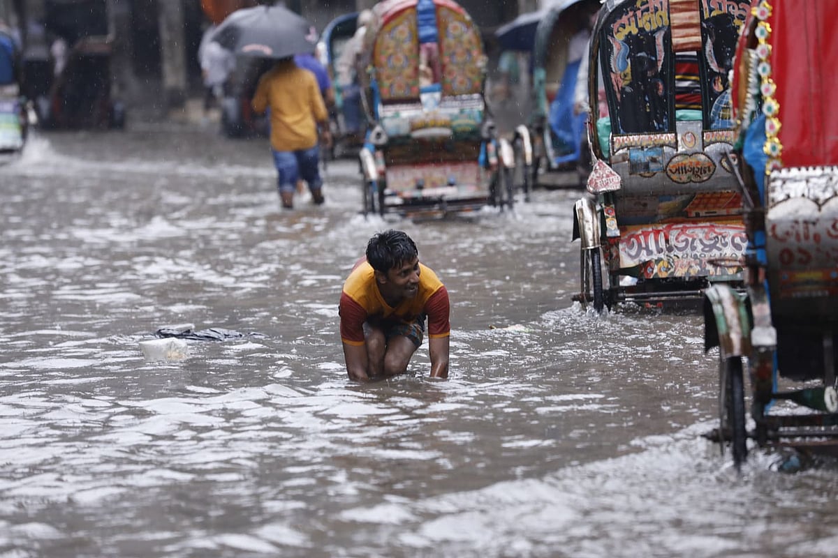 বৃষ্টির কারণে জলাবদ্ধতায় নাকাল জনজীবন। টিকাটুলি এলাকা, ঢাকা, ২১ জুলাই। ছবি: দীপু মালাকার