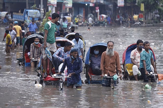 বৃষ্টিতে রাজধানীর কোনো কোনো সড়কে হাঁটু থেকে কোমরসমান জলাবদ্ধতা সৃষ্টি হয়। দয়াগঞ্জ, ঢাকা, ২১ জুলাই। ছবি: দীপু মালাকার