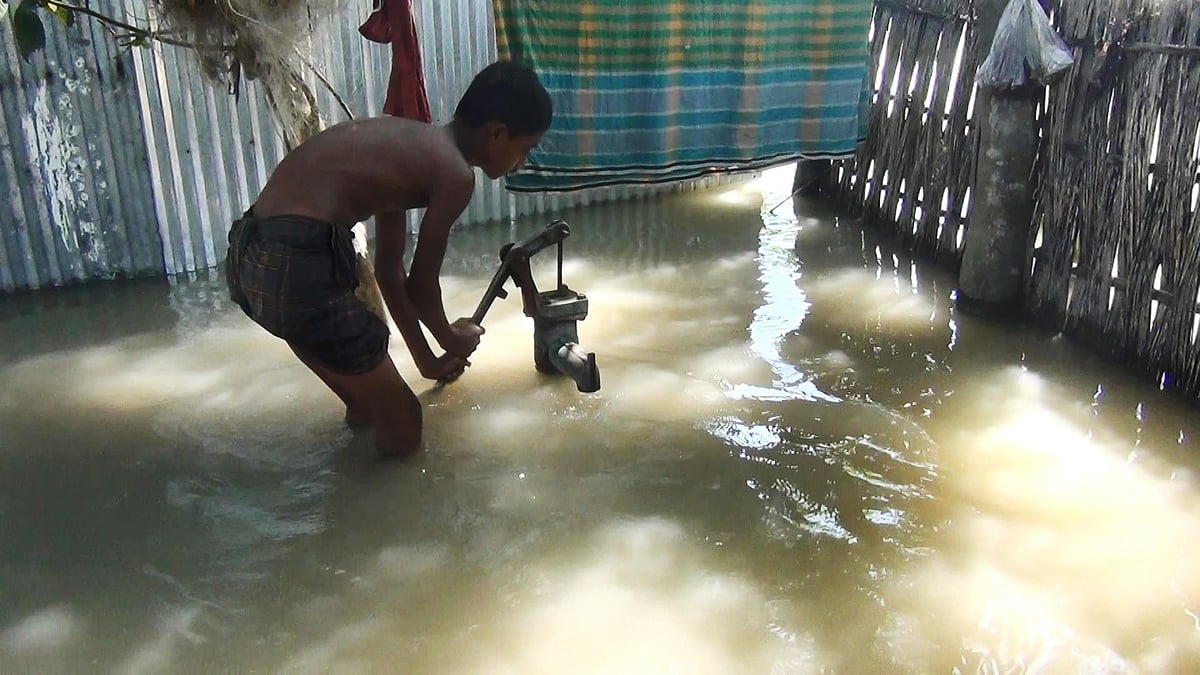 বন্যাকবলিত অনেক এলাকায় অগভীর নলকূপ তলিয়ে গেছে। এর ফলে দেখা দিয়েছে বিশুদ্ধ পানির সংকট। মঙ্গলবার গাইবান্ধার ফুলছড়ি উপজেলার কঞ্চিপাড়া ইউনিয়নের বালাসি গ্রামে। ছবি: প্রথম আলো