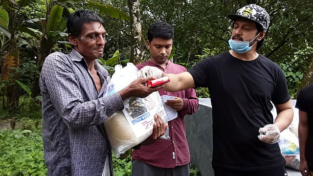 সংকটে পড়া মানুষের পাশে দাঁড়িয়েছেন চিত্রনায়ক ইমন। ছবি: ইনস্টাগ্রাম