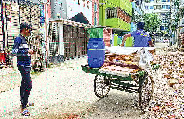 জীবনে প্রথমবার ‘ব্যবসা’ করতে নেমেছেন নাদিম ও তাঁর বন্ধু।  ছবি: লেখক