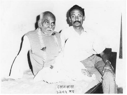 জাতীয় কবি কাজী নজরুল ইসলামের সঙ্গে লেখক। ছবি: সংগৃহীত