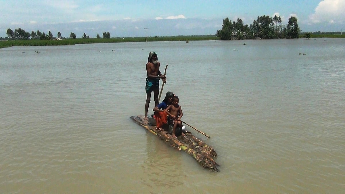 বন্যায় নলকূপ ডুবে গেছে। বিশুদ্ধ পানির সংকট। তাই গাইবান্ধার ফুলছড়ি উপজেলার বালাসি গ্রামের কৃষক আবদুল জলিল পরিবার নিয়ে কলার ভেলায় চেপে পানি সংগ্রহ করতে উঁচু জায়গায় যাচ্ছেন। ২২ জুলাই। প্রথম আলো