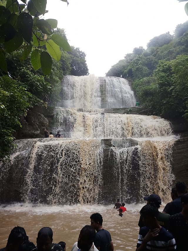 খৈয়াছড়ায় ঠিক কতটি ঝরনা আছে, তা নিয়ে দ্বিমত রয়েছে। কেউ কেউ বলেন ৭টি, আবার কেউ কেউ বলেন ১১টি ঝরনা রয়েছে। ছবি: লেখক