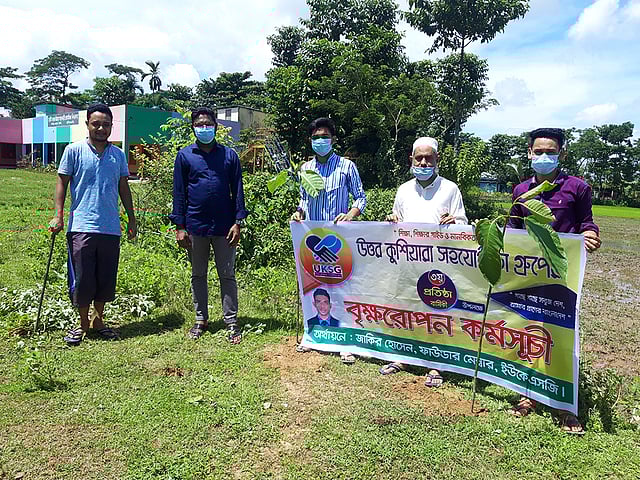 ‘গাছে গাছে সবুজ দেশ, আমার প্রাণের বাংলাদেশ’ স্লোগানে বর্ষায় উত্তর কুশিয়ারা সহযোগিতা গ্রুপের বৃক্ষরোপণ কর্মসূচি। ফেঞ্চুগঞ্জ, সিলেট, ২১ জুলাই। ছবি: মো. আব্দুস সালাম